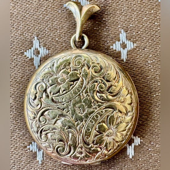 Jewelry - Vintage Gold Floral Locket